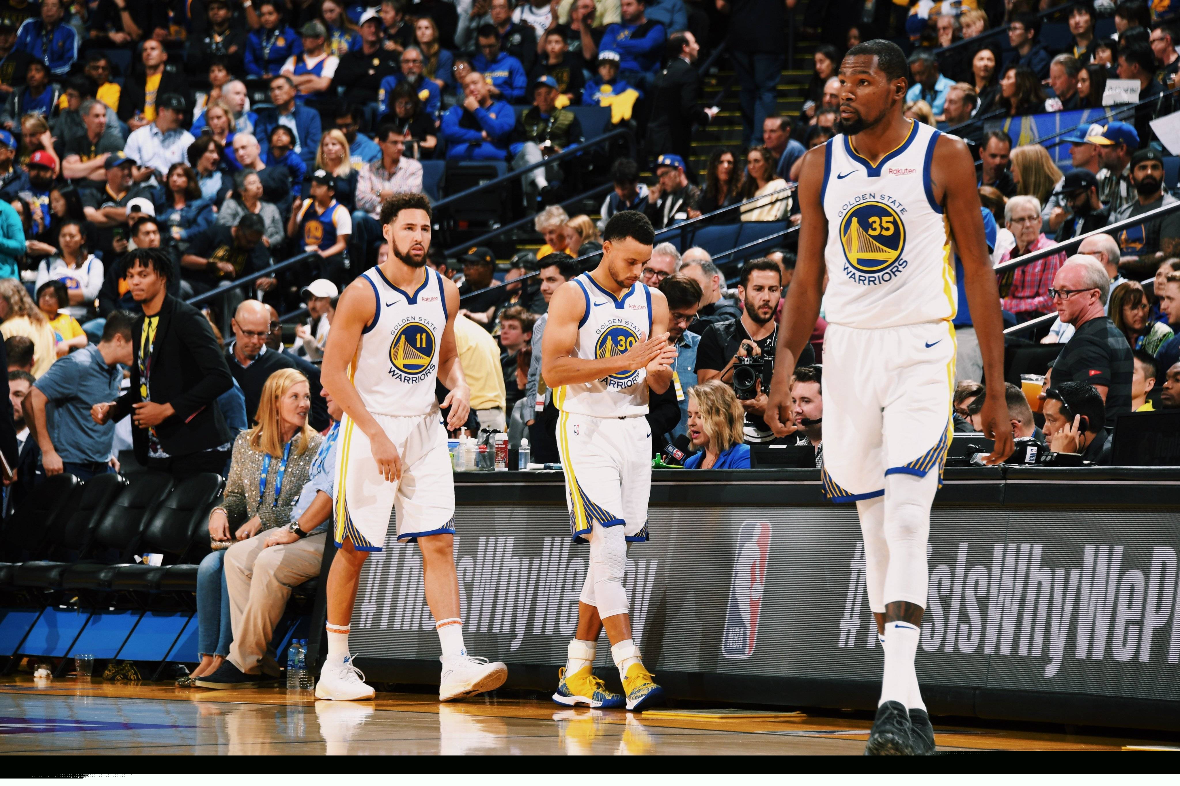 雷霆狂胜独行侠豪取14连胜！SGA三节打卡33分，浓眉9中1仅得2分（雷霆大胜独行侠豪取14连胜：SGA三节轰33分，浓眉9投1中仅2分）