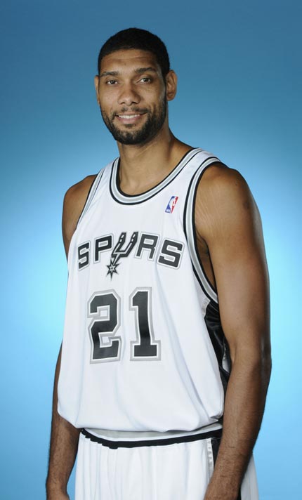 上海市政府向海港赠送冠军贺礼：木雕雄鹰和冠军奖杯刺绣（上海市政府为海港献上冠军贺礼：木雕雄鹰与冠军奖杯刺绣）