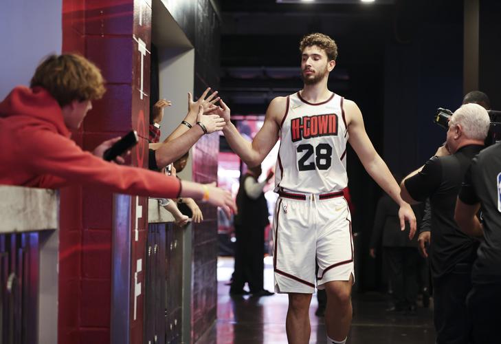 拜仁大胜巩固榜首（拜仁狂胜稳居榜首）