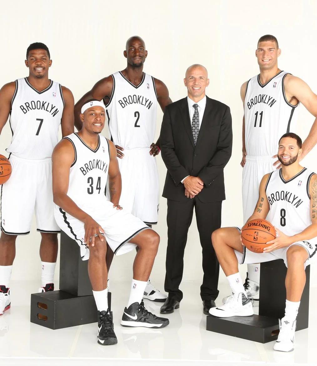 湖人球员通道签名小孩实为工作人员安排（湖人通道签名风波：所谓小球迷实为工作人员安排）